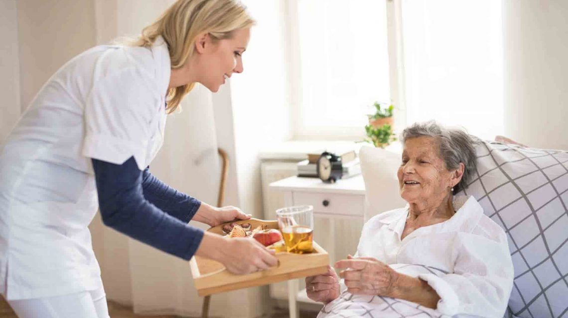 مزایا و معایب استخدام پرستار برای سالمندان